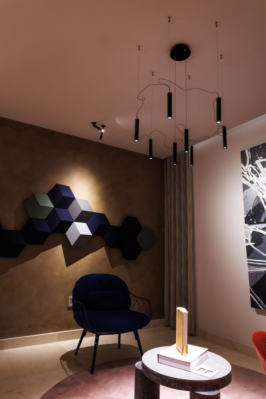 Sala con paneles acústicos e iluminación colgante — proyecto AV Design