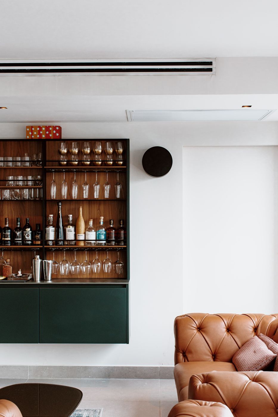 Bar residencial con altavoz de pared integrado — proyecto AV Design
