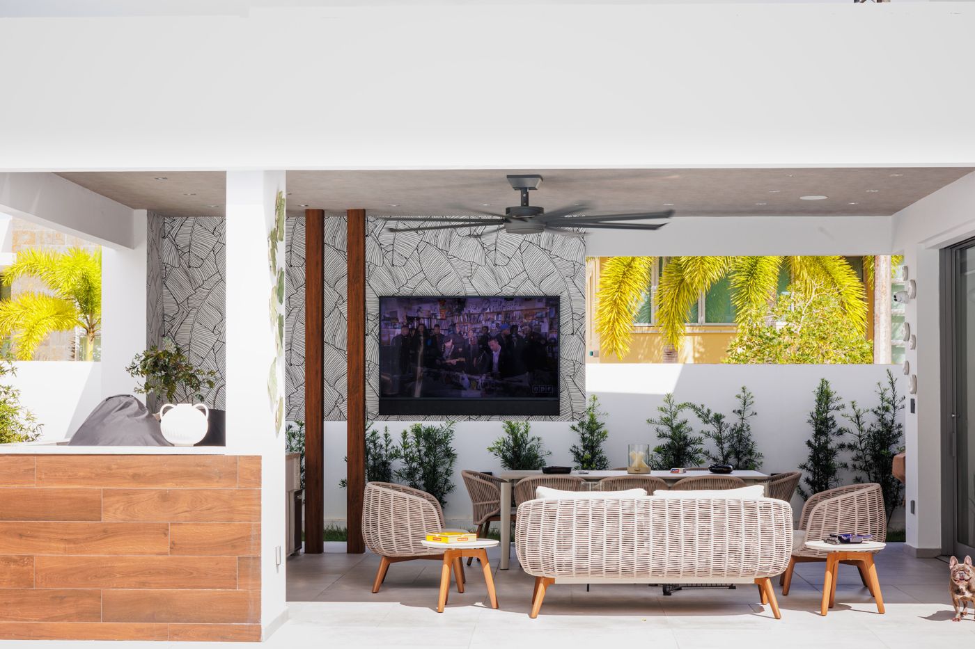 Terraza exterior con TV y audio ambiental — proyecto AV Design